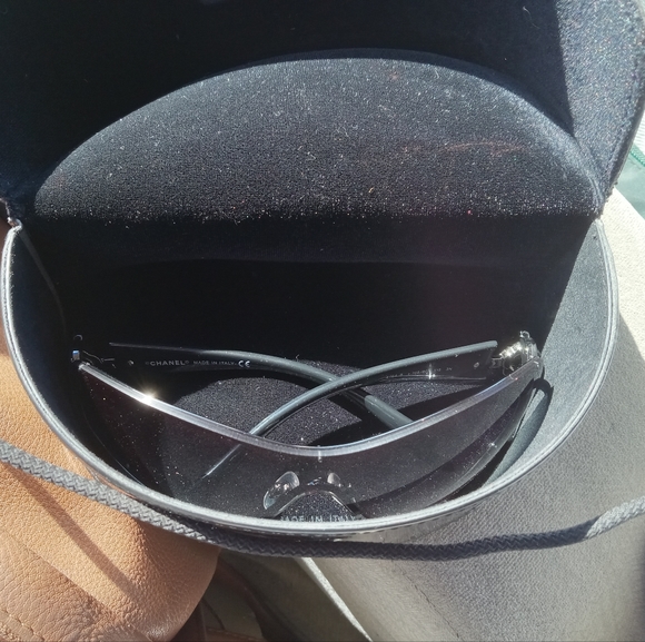 Chanel shield style sunglasses with Swarovski crystal accents - Picture 4 of 9